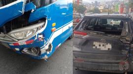 Un bus urbano y un vehículo liviano chocaron en el norte de Quito.