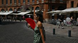 Una mujer se refresca con un abanico durante una ola de calor en Francia.
