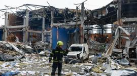Bomberos ucranianos trabajando para extinguir un incendio en un almacén de alimentos tras los ataques con misiles rusos en Kiev