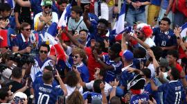 Aficionados franceses celebran fuera del estadio tras el partido.