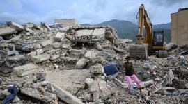 Çon maquinaria pesada se remueve los escombros de los edificios que se derrumbaron tras los devastadores terremotos en Venezuela.
