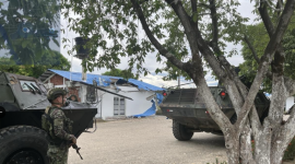 Tropas de la Fuerza de Tarea Vulcano del Ejercito de Colombia custodian las inmediaciones del aeropuerto de Tibú, ubicado al noreste del país, el 9 de julio de 2026.