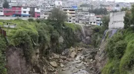 Un cadáver fue hallado en una quebrada del barrio Lucha de los Pobres, en el sur de Quito.