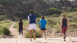 Personas en grupo practicando running.