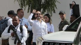 El presidente electo de Colombia, Abelardo de la Espriella, saludando a sus seguidores.