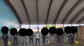 Los agentes que participaron en el operativo junto a una persona detenida en Puerto Bolívar