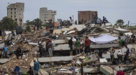 Sobrevivientes de los dobles terremotos en Venezuela buscan entre los escombros.
