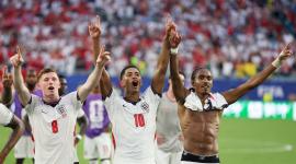 Soccer Football - FIFA World Cup 2026 - Quarter Final - Norway v England - Miami Stadium, Miami Gardens, Florida, U.S. - July 11, 2026 England's Elliot Anderson, Jude Bellingham and Djed Spence celebrate after the match as England qualify for the semi finals of the World Cup REUTERS/Paul Childs