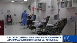 Un dictamen de la Corte Constitucional obliga a las instituciones públicas a adaptar las jornadas y entornos de trabajo para personas con enfermedades catastróficas. Un reportaje de Belén Merizalde