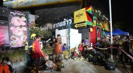 Equipos de rescate descansan tras extinguir un incendio en Bangkok.