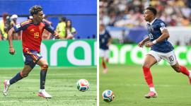 Lamine Yamal, de España, ante Kylian Mbappé de Francia.