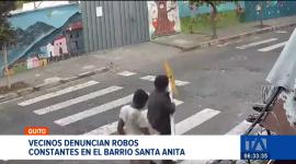 Vecinos del sur de Quito denuncian que los robos a personas y el desmantelamiento de carros se han vuelto comunes en la zona. Un reportaje de Juan Miguel Rodríguez