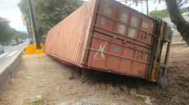 Siniestro de un tráiler genera tráfico en la Vía a la Costa