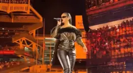 Rihanna reaparece en el escenario durante el concierto de Jay-Z en Nueva York