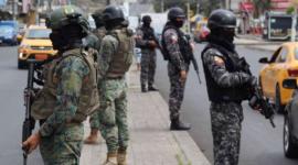 Personal policial y militar durante un operativo de seguridad en Manta.
