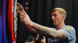 Kansas City, Misuri, EE. UU. - 13 de julio de 2026. Jordan Pickford, de la selección de Inglaterra, juega a los dardos con un miembro de la prensa antes de la conferencia de prensa.
