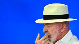El presidente de Brasil, Luiz Inácio Lula da Silva, hace un gesto durante un acto para anunciar un programa destinado a fomentar el pago de deudas en el Palacio de Planalto, en Brasilia, el 29 de junio de 2026.