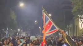 Hinchas argentinos queman una bandera británica durante un banderazo en Escobar
