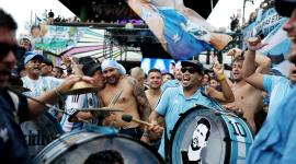 Aficionados de Argentina se reúnen en Atlanta - Atlanta, Georgia, EE. UU. - 14 de julio de 2026. Aficionados argentinos tocan tambores durante la reunión.