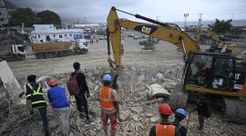 Una retroexcavadora recoge los escombros de un edificio colapsado en La Guaira, Venezuela.