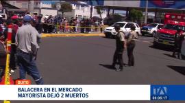 Un ataque armado en el Mercado Mayorista de Quito dejó dos personas muertas. El presunto autor de los disparos intentó huir por una quebrada. Un reportaje de Brigette Mancheno