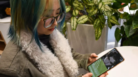 Una joven muestra en su teléfono a su "novio virtual" en el chatbot de IA, que China busca prohibir