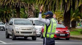 Un agente tránsito controla la movilidad en la capital.