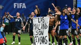 Jugadores de Argentina sostienen una pancarta con la leyenda "Las Malvinas (Islas Falkland) son argentinas" tras ganar el partido de semifinales del Mundial de fútbol de 2026 entre Inglaterra y Argentina, disputado en el estadio de Atlanta, en Atlanta, el 15 de julio de 2026