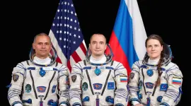 De izquierda a derecha, el astronauta de la NASA Anil Menon y los cosmonautas Pyotr Dubrov y Anna Kikina (Roscosmos), en el Centro de Entrenamiento de Cosmonautas Gagarin.