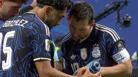 Lionel Messi y Nico González leen detenidamente las anotaciones de Pickford en su termo.