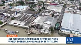 Pese a la paralización de una construcción privada por parte del municipio de Guayaquil, tomas captadas desde el aire muestran nuevas intervenciones irregulares en el río Guayas. Un reportaje de Ever Moreira