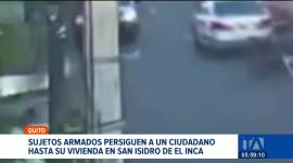 Cámaras de seguridad captaron el momento en que un ciudadano es acechado por hombres armados hasta la puerta de su domicilio. Un reportaje de Gustavo Jaramillo