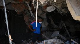Un hombre permanece de pie entre los escombros de un edificio gravemente dañado en Caraballeda, Venezuela, el 17 de julio de 2026, tras los terremotos del 24 de junio.