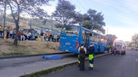 Una mujer murió atropellada por un bus en el sur de Quito.