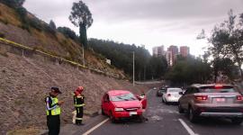 Vehículo volcado provoca cierre parcial en la avenida Mariscal Sucre