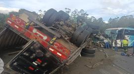 Un bus interprovincial y un tráiler chocan en la vía Alóag-Santo Domingo