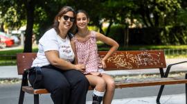 Mónica Sánchez y su hija Irene, que ha tenido secuelas por una infección de citomegalovirus durante el embarazo de su madre, el 6 de julio, en Las Rozas (Madrid).