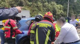 Dos vehículos chocaron en la avenida Simón Bolívar, en el sur de Quito.