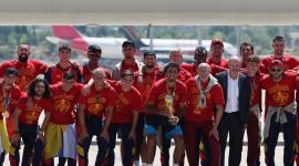 La selección de España posa con la Copa del Mundo en su llegada a Madrid.