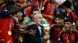 El seleccionador de España, Luis de la Fuente, levanta el trofeo de la Copa del Mundo junto a los miembros del equipo mientras celebran la conquista del título.