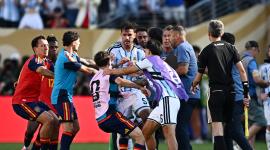 Los argentinos Leandro Paredes y Lisandro Martínez se enfrentan a Gavi, de España, tras el partido de la final.