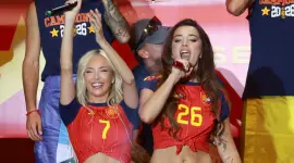 Ana Mena y Lola Indigo durante la celebración de España por su segundo Mundial.