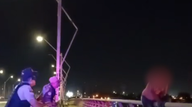 Un hombre fue captado intentando saltar desde un puente en Samborondón.