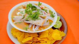 Imagen referencial de un plato de encebollado con chifles.