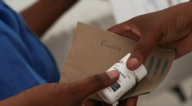 Una funcionaria sanitaria sostiene Lenacapavir, un tratamiento preventivo contra el VIH de acción prolongada.