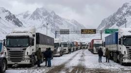Casi 600 camiones quedan varados por fuerte nevada entre Argentina y Chile