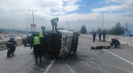 Un camión se volcó en la Ruta Viva, en el sector de Tumbaco, en el norte de Quito.