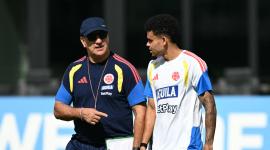 El DT Nestor Lorenzo junto al colombiano Luis Díaz, en un entrenamiento de la selección Colombia.