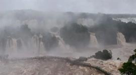 La crecida del río Iguazú obliga a cerrar el acceso a la Garganta del Diablo.