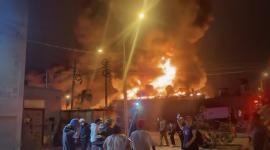 Voraz incendio consume una fábrica de cosméticos en Lima y obliga a evacuar a decenas de vecinos
